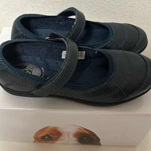 New in Box Reese Navy Hush Puppies girls size 2